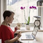 nainen-kannettava-kiinteiston-sisaverkko-kuva-elisa